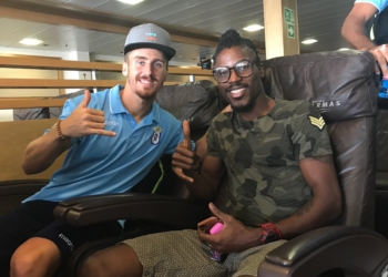 El nuevo jugador de la UD Melilla junto a su compañero Pepe Romero, en el barco de Armas