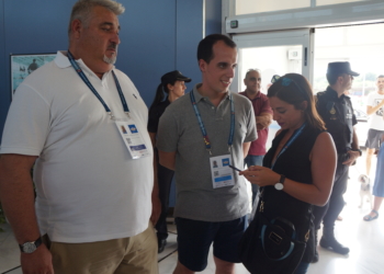 El presidente de la entidad federativa local, a la derecha, junto a componentes de la Federación Melillense de Baloncesto.