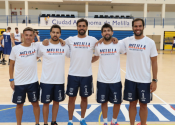 Foto de familia de todos los componentes del cuerpo técnico del Club Melilla Baloncesto 2017-2018.