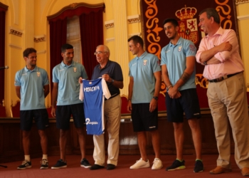 El cuadro unionista regaló al presidente de la Ciudad un abono y de una camiseta del primer equipo personalizada.