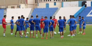 El técnico melillense dando consignas a todos sus jugadores antes del inicio de una sesión de entrenamientos