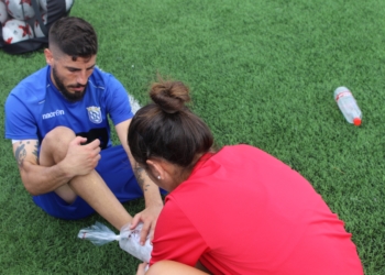El centrocampista de la UD Melilla siendo tratado por una de las fisioterapeutas del club
