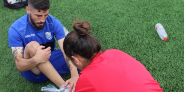 El centrocampista de la UD Melilla siendo tratado por una de las fisioterapeutas del club