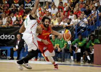 El base de la selección española de baloncesto Ricky Rubio (d) avanza presionado por el jugador de la selección de Senegal durante el partido amistoso.