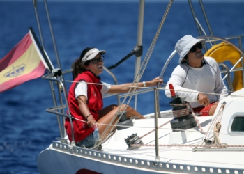 Vicente y Aurora de Juan, a bordo del vencedor de la prueba, el ‘Victoria V’.