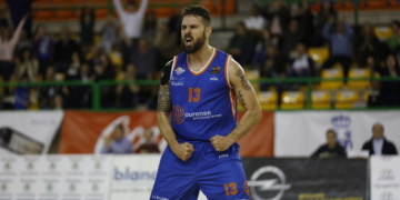 Este jugador vistiendo la elástica del Ourense Baloncesto, durante la pasada temporada
Foto: Xesús Fariñas