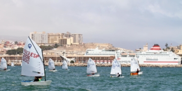 Embarcaciones en las aguas del litoral melillense, en plena competición deportiva