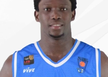 El jugador, con la elástica del Decano.