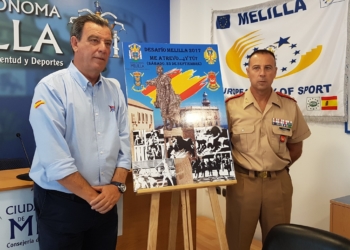 El consejero de Deportes, Antonio Miranda, junto al coronel jefe del Grupo de Regulares 52, Tomás García