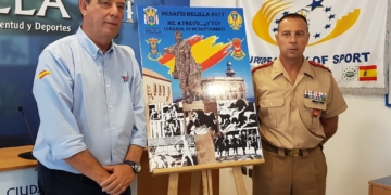 El consejero de Deportes, Antonio Miranda, junto al coronel jefe del Grupo de Regulares 52, Tomás García