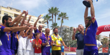 Momento, en el cual, los jugadores del Santamaría alzan el trofeo de campeones