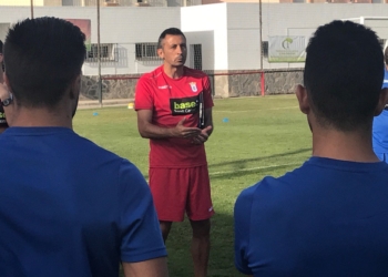 El primer entrenador azulino Manolo Herrero, en plena explicación en tierras gaditanas