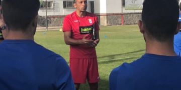 El primer entrenador azulino Manolo Herrero, en plena explicación en tierras gaditanas