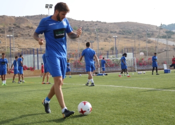 Uno de los jugadores unionistas, en su trabajo en el campo de La Cañada.