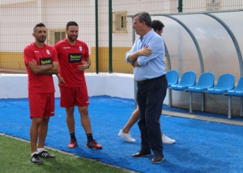 El consejero de Deportes, Antonio Miranda, asistió en la matinal de ayer al entrenamiento de la Unión Deportiva Melilla.
