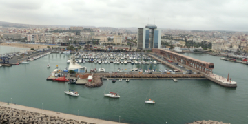 Vista aérea del puerto deportivo melillense, en el momento de la entrada de algunas de las embarcaciones participantes en la Semana Náutica Ciudad de Melilla
