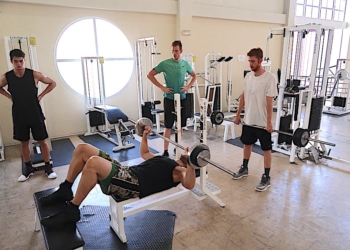Algunos de los nuevos jugadores del Melilla Baloncesto, ya se ejercitan en la sala de musculación.