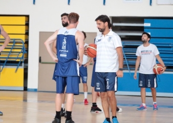 El primer entrenador del Melilla Baloncesto, junto a todos sus jugadores.