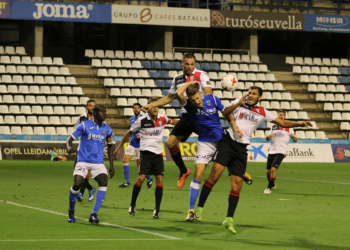 El defensor unionista Richi se eleva por encima de un jugador del Lleida en una acción defensiva del encuentro disputado ayer y que supuso la eliminación en la presente edición de la Copa del Rey.
