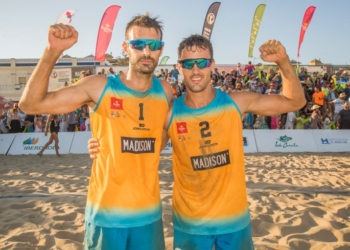 Vicente y Javier Monfort celebran la victoria conseguida en la arena de la playa de la Salvé en Laredo