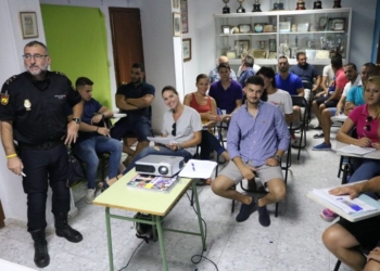 El subinspector de Policía, Jorge Gaspar, durante la charla.