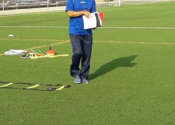 El técnico del conjunto melillense, durante un entrenamiento.