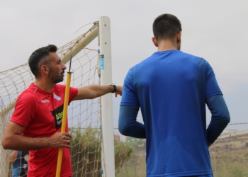El técnico melillense, a la izquierda, en una de las sesiones de entrenamientos de esta semana.