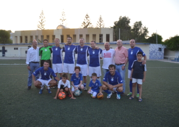 Totó (2º de pie por la dcha.), en el partido de homenaje jugado en el Tesorillo frente al Hipódromo