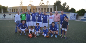 Totó (2º de pie por la dcha.), en el partido de homenaje jugado en el Tesorillo frente al Hipódromo