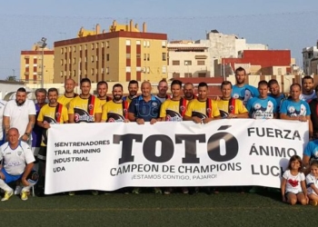 Foto de familia de todos los jugadores que participaron en el torneo celebrado ayer, en el Fernando Pernías del Tesorillo.