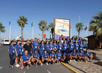 Foto de familia de los treinta voluntarios de la XXI Semana Náutica Ciudad de Melilla 2017