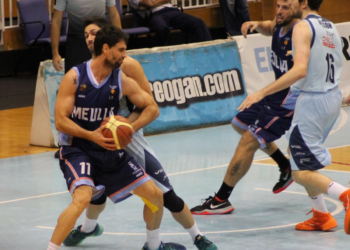 Manzano, con el balón, militará el año próximo en el conjunto de la LEB Oro del Ourense Baloncesto.