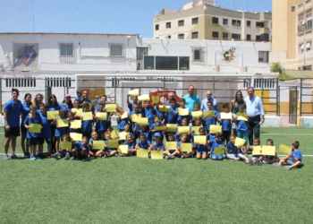 Los alumnos participantes en la tercera quincena posan junto a los monitores y dirigentes de la Fundación, con la presencia del consejero Antonio Miranda