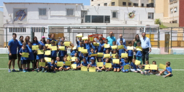 Los alumnos participantes en la tercera quincena posan junto a los monitores y dirigentes de la Fundación, con la presencia del consejero Antonio Miranda
