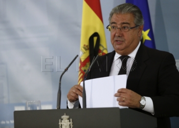 GRA063. MADRID, 19/08/2017.- El ministro del Interior, Juan Ignacio Zoido, durante la rueda de prensa que ha ofrecido hoy en la Moncloa, tras presidir la reunión de la mesa de valoración de la amenaza terrorista en el Ministerio del Interior, en la que ha informado sobre la decisión de mantener en el 4, de una escala de 5, el nivel de alerta, aunque se reforzarán medidas de seguridad en algunas zonas e infraestructuras. EFE/Fernando Alvarado