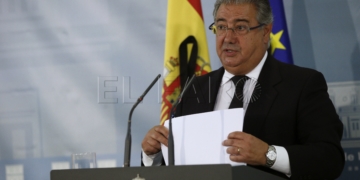 GRA063. MADRID, 19/08/2017.- El ministro del Interior, Juan Ignacio Zoido, durante la rueda de prensa que ha ofrecido hoy en la Moncloa, tras presidir la reunión de la mesa de valoración de la amenaza terrorista en el Ministerio del Interior, en la que ha informado sobre la decisión de mantener en el 4, de una escala de 5, el nivel de alerta, aunque se reforzarán medidas de seguridad en algunas zonas e infraestructuras. EFE/Fernando Alvarado