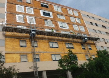 Imágen de los andamios instalados en la fachada del edificio Averroes.