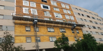 Imágen de los andamios instalados en la fachada del edificio Averroes.