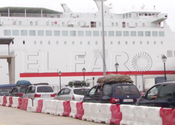 Coches embarcándose en el puerto de Melilla