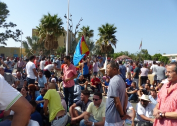 Una fotografía de la concentración que tuvo lugar ayer ante el puesto fronterizo de Beni Enzar.
