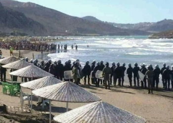 Foto de antidisturbios marroquíes disolviendo una manifestación en una playa de Alhucemas a comienzos de julio