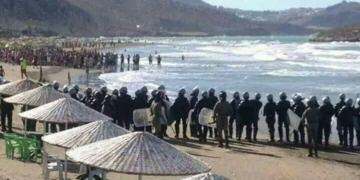 Foto de antidisturbios marroquíes disolviendo una manifestación en una playa de Alhucemas a comienzos de julio