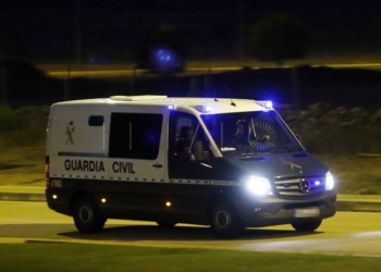 GRA306. MADRID. 22/08/2017.- Lllegada a la crcel de Soto del Real, esta noche, del furgn de la Guardia Civil en el que viaja Driss Oukabir, uno de los cuatro detenidos en relacin con los atentados yihadistas cometidos el jueves pasado en Barcelona y Cambrils (Tarragona). Mohammed Houli Chemlal ha sido trasladado a la crcel de Alcal-Meco, Salah El Karib permanecer detenido en el cuartel de la Guardia Civil de Tres Cantos, mientras Mohamed Aallaa ha quedado en libertad provisional. EFEEFE/J.P.GANDUL