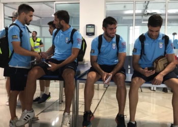Jugadores de la escuadra azulina, en el aeropuerto de nuestra ciudad antes de partir a Lleida.