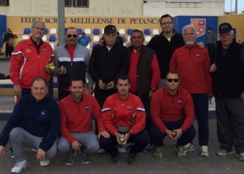 Foto de familia de jugadores de la escuadra del Peñón de Vélez, que tan buenos resultados cosechan para este club melillense.