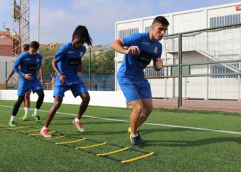 Los jugadores azulinos se ejercitaron en el terreno de juego federativo de La Espiguera.