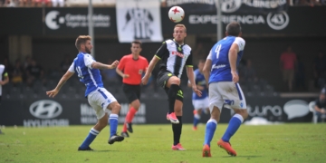 Lolo Garrido (i) y Richi (d), frente a un futbolista del Cartagena.