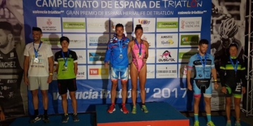 Luismi Ruiz, en el pódium valenciano, con su trofeo de campeón de España