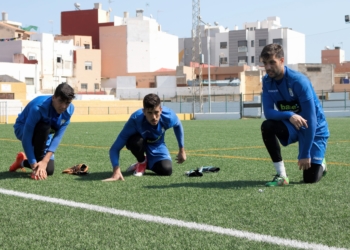 Futbolista del cuadro local, en la sesión de entrenamiento realizada en el campo federativo de La Espiguera.