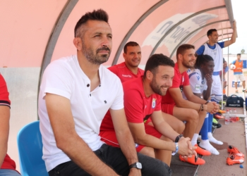 El técnico local, en el banquillo del estadio municipal Álvarez Claro.